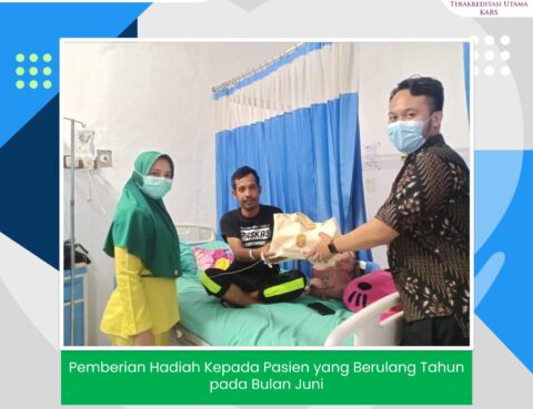 Pemberian Hadiah Pasien Ulang Tahun